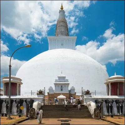 La ville sacrée d'Anuradhapura, était la capitale religieuse et politique de Ceylan pendant 1300 années, construite autour du figuier de Bouddha, mais dans quel pays se trouve-t-elle ?
