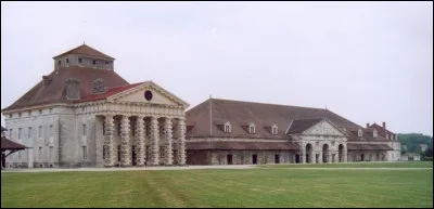 Dans quel pays européen peut-on admirer les salines (Salins-les-Bains et Arc-en-Senans) créées en 1775 par le roi Louis XV, pour faire face à la croissante demande de sel et du bois nécessaire à l'évaporation ?