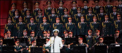 Avec lequel de ces artistes connus, les Chœurs de l'Armée Rouge n'ont-ils jamais collaboré ?