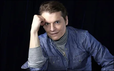 Quel est le titre de cette chanson : "Parce qu'elle connaissait les répliques / Du 'Père Noël est une ordure' / Qu'elle avait vu cinquante fois en boucle / C'était pas mon cas, je le regrette encore" ?