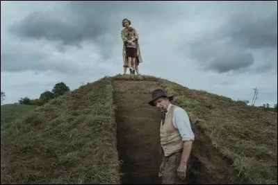 Un film sorti le 30 janvier 2021 sur Netflix. Quel est ce film dramatique et historique, réalisé par Simon Stone, dans lequel on peut voir Ralph Fiennes, Carey Mulligan et Lily James ?