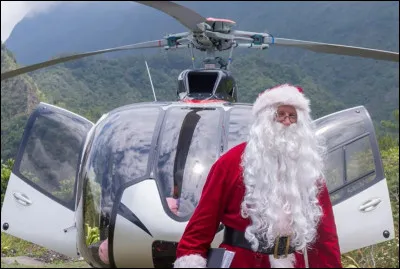À La Réunion, le père Noël se déplace en hélicoptère ! Sur la photographie, dans quel lieu est-il en déplacement ?