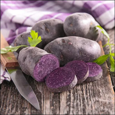 C'est une variété de pomme de terre ancienne à la chair et la peau violettes, avec laquelle on fait de délicieux chips.
