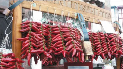 Espelette est réputé pour son piment, mais il y a également une spécialité sucrée dans ce joli village, laquelle ?