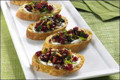 Quels sont ces hors-d'uvres italiens, composés de tranches de pain grillé, garnies de multiples façons ?