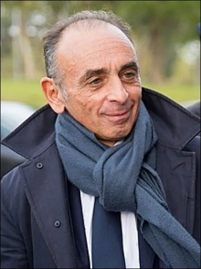 Qui, la déesse Athéna fit-elle sortir de terre ?