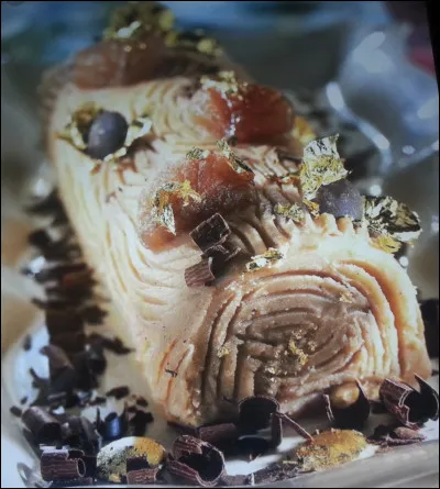 Il reste la bûche aux marrons glacés et pèpites de chocolat à dégustée.