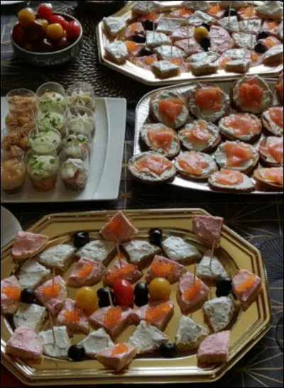 Les toasts de saumon fumé et les petites verrinnes de foie gras au figues sont prêtes pour accueillir nos invités.
