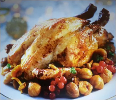 Le chapon farci aux marrons et cuits pour le repas du soir.