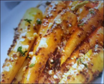 Les carottes jaunes, rôties au miel, sont à point et le confit d'aubergines aussi, il restera les pommes à faire rissoler au moment de passer à table.