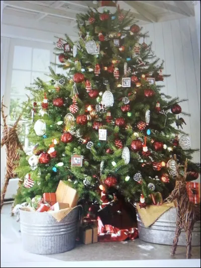 Le père Noël vient de déposer les cadeaux au pieds du sapin qui est magnifique avec ses jolies boules multicollores.