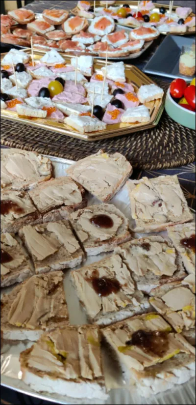 L'apéritif commence par une coupe de champagne et de délicieux canapés de foie gras a la compotée d'oignons.
