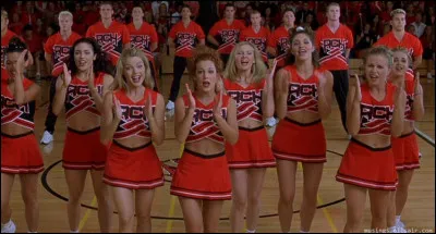 À quel moment Torrance prononce-t-elle (dans la version originale) la phrase culte "This is not a democrasy, it's a cheerocrasy" ?