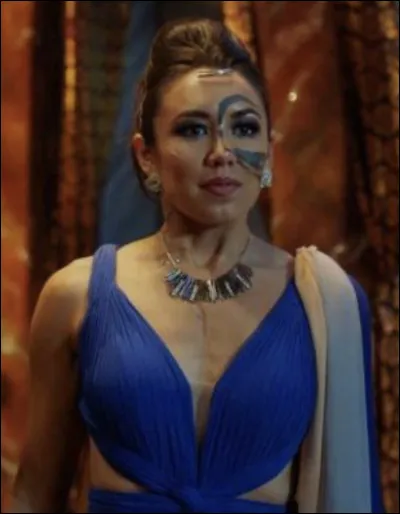 Et sa petite amie est jouée par :