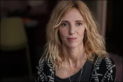 Dans quel film Sandrine Kiberlain est-elle un mère dont la fille cadette part de chez elle pour ses études ?
