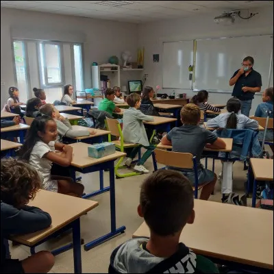 La maîtresse t'interroge pour la poésie, à une phrase, tu te trompes. Les élèves te regardent et te jugent. Comment réagis-tu ?