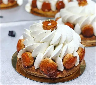 Cette pâtisserie faite à base de crème chantilly et de choux nappés de sucre se nomme...