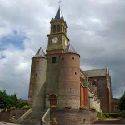 Nous sommes dans les Hauts-de-France, devant l'église fortifiée d'Origny-en-Thiérache. Commune de l'arrondissement de Vervins, elle se situe dans le département ...