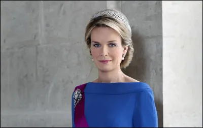 Comment s'appelle la reine et épouse du roi des Belges ?