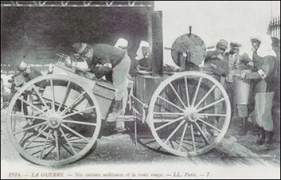 Durant une bataille, outre la ligne de combat, qu'est-il essentiel de prévoir en arrière ?