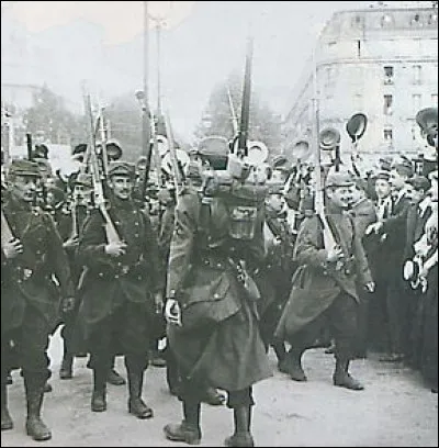 Que signifie en 1914, partir au combat la fleur au fusil ?