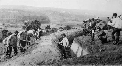 La Première Guerre mondiale a d'abord été une guerre de mouvement puis une guerre de position. Comment se nomment les positions creusées des deux côtés ?