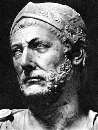 Hannibal était un fin stratège qui influença durant plusieurs siècles la technique militaire. Quelle était sa tactique de combat ?