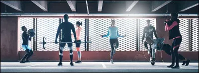 Tu es en train de faire un cours de sport... Le coach est très sévère et avec tout le monde !
