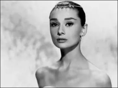 Elle a joué dans de nombreux films tels que "Diamants sur canapé", "Vacances romaines" ou dans "Charade" aux côtés de Cary Grant.