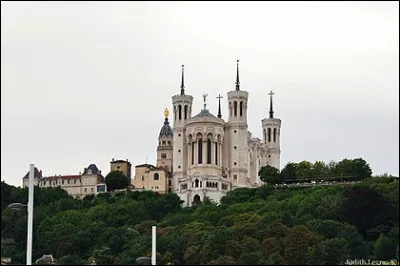 La colline de Fourvière est située à :