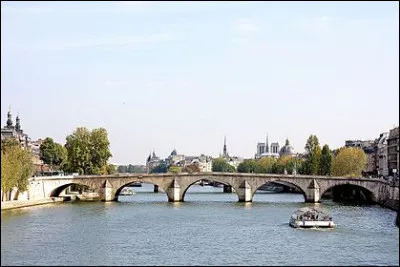 Le pont Royal est situé dans la ville de Lyon :