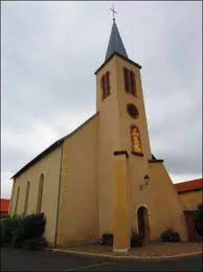 Nous sommes dans le Grand-Est au pied de l'église Saint-Pierre de Guinglange. Village de l'aire d'attraction Messine, il se situe dans le département ...