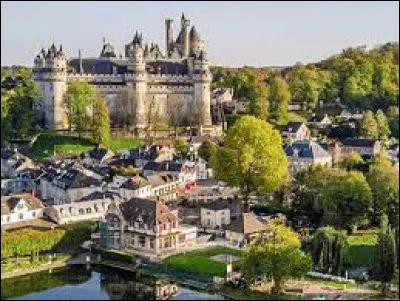 Je vous propose une balade dans les Hauts-de-France, à Pierrefonds. Commune en lisière de la forêt de Compiègne, connue pour son château (le château de Pierrefonds) restauré par Viollet le Duc, elle se situe dans le département ...