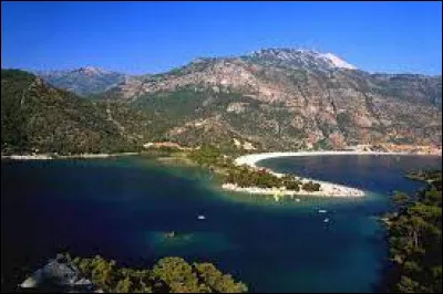 Laquelle de ces mers ne borde pas les côtes de la Turquie ?