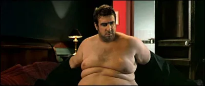 Là, ça risque d'être compliqué pour dribbler les défenseurs adverses, dans quel film Eric Cantona est-il obligé de trimballer des kilos superflus ?