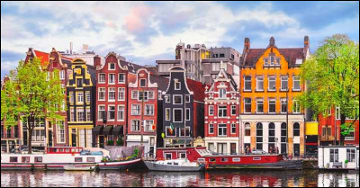 Vous pouvez voir sur cette image une ville européenne célèbre pour le style de ses maisons et leurs couleurs gaies.
