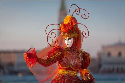 Lorsque je vous parle de gondoles, de ville sur l’eau et de carnaval, vous pensez de suite à...