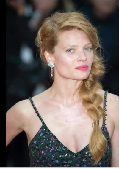 Quel est le nom de cette Mélanie, actrice et mannequin française qui a choisi une coiffure avec une tresse très bohème ?