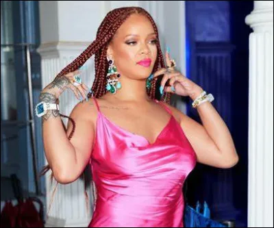 Quel est le nom de cette Rihanna, chanteuse, parolière, actrice, styliste et femme d'affaires barbadienne qui met en valeur des tresses façon reggae ?