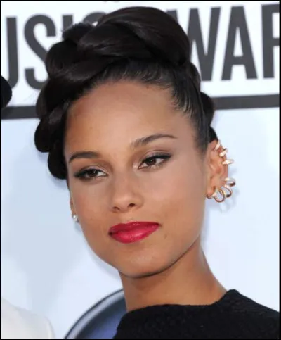 Quel est le nom de cette Alicia, pianiste, chanteuse, actrice, auteure-compositrice américaine avec une sublime tresse version XL en forme de couronne ?