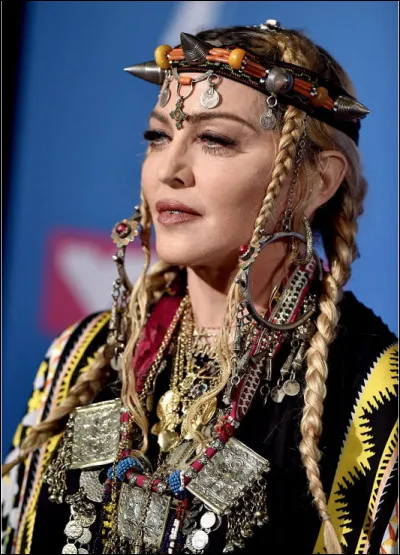 Quel est le nom de cette Madonna Louise, chanteuse, danseuse, actrice et femme d'affaires américaine qui a opté pour une coiffure ethnique à base de tresses et de bijoux ?