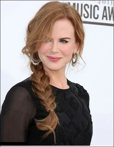 Quel est le nom de cette Nicole, actrice et productrice de cinéma australo-américaine qui met en valeur une tresse épaisse portée sur le côté ?