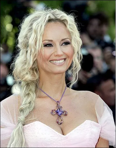 Quel est le nom de cette Adriana, mannequin, actrice et animatrice slovaque francophone dont la coiffure est à base d'une tresse lâche et romantique ?