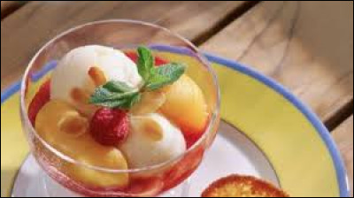 Quel fruit trouve-t-on dans un dessert composé de glace à la vanille et d'un coulis de framboises ?