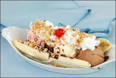 Quel fruit trouve-t-on dans le dessert composé de trois boules de glace (vanille, chocolat, fraise) avec sauce au chocolat chaud et chantilly ?