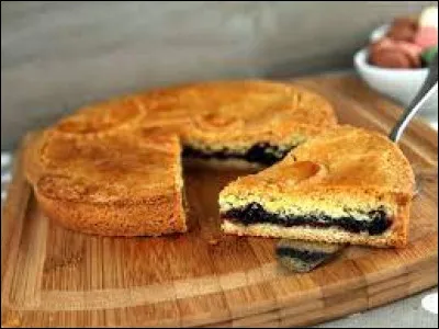 Quel fruit trouve-t-on dans la version fruité du gâteau basque ?