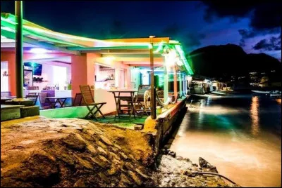 À quelle île les Saintes appartiennent-elles ?