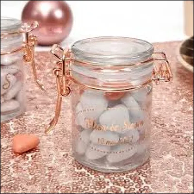 Un confiseur parisien nommé Pecquet invente une dragée lisse. En quelle année invente-t-il la dragée moderne ?