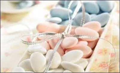 Dans le film "Les Rois maudits" de Maurice Druon, quel roi est empoisonné par Mahaut d'Artois avec une dragée placée parmi les confiseries de son épouse ?