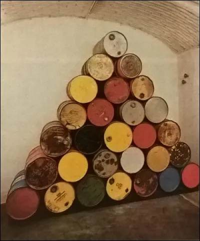 Qui a bien pu empiler ces barils ?